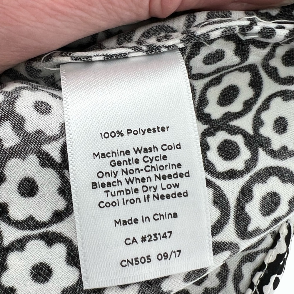 TALBOTS NWOT BLOUSE WHITE W/BLACK FLOWERS‎ BUTTON DOWN - Picture 5 of 5